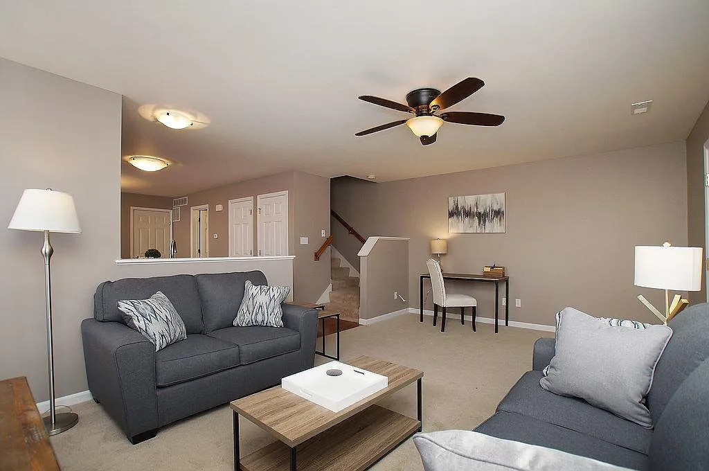 3 bed, 2.5 bath, 1690 sqft, $2,200 — Photo 2
