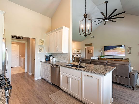 5th image of 405 Fairway Cir