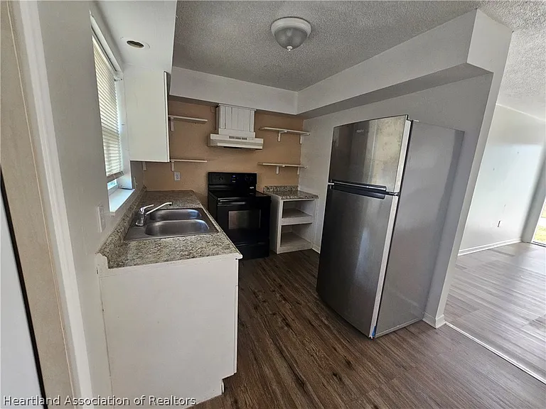 4917 Manatee Dr — Photo 3