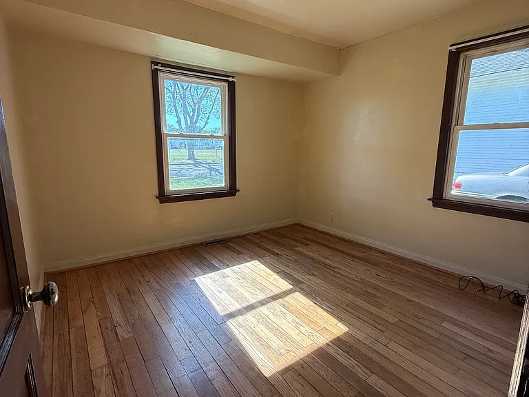 1760 Dewey Ave — Photo 5