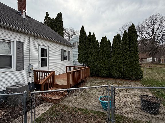 2nd image of 15439 Dayton Rd