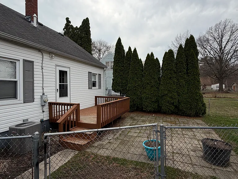 15439 Dayton Rd — Photo 2