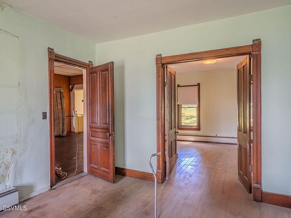 28th image of 205 Sunbury St