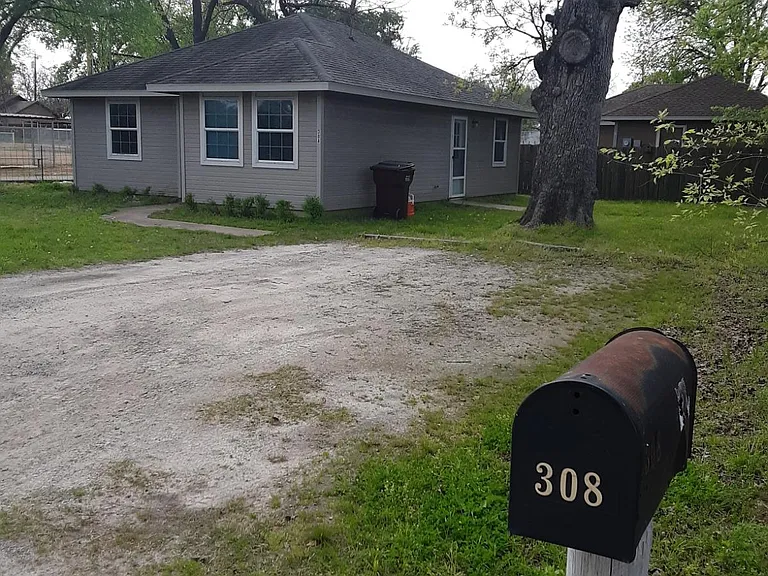 308 E Pecan St — Photo 1