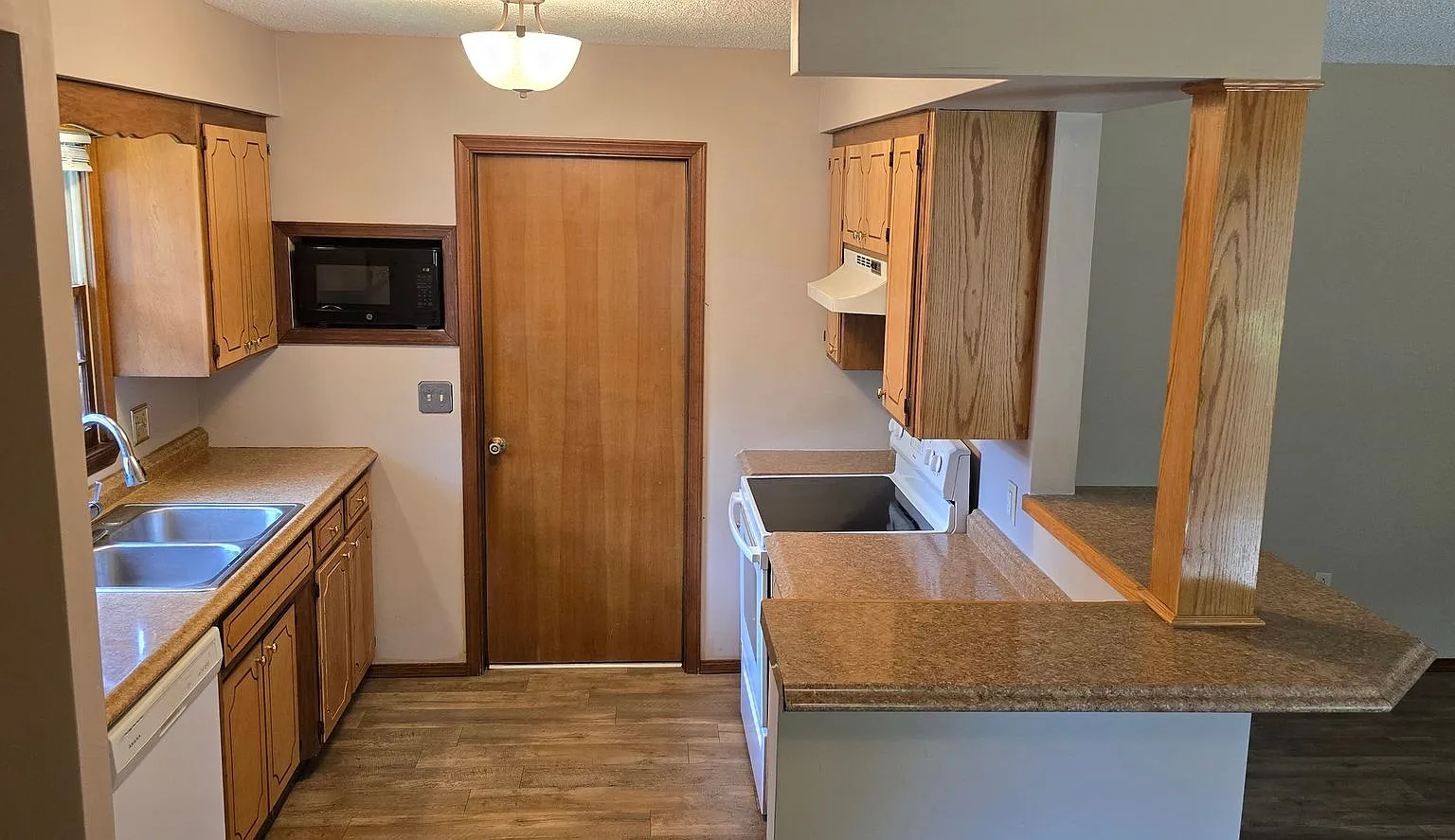 3 Bedrooms 2 Baths! Glendale School district! $1395 — Photo 3