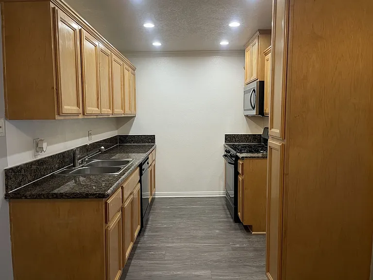 Villa Serrano Apartment Homes — Photo 37