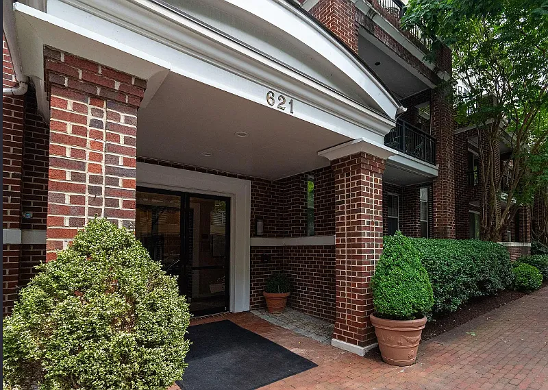 2 bed, 1.5 bath, 935 sqft, $4,200 — Photo 4