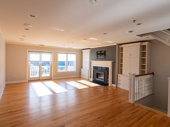 2nd image of 606 Chandlers Wharf