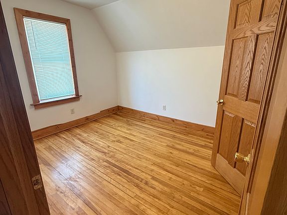 5th image of 920 Park St