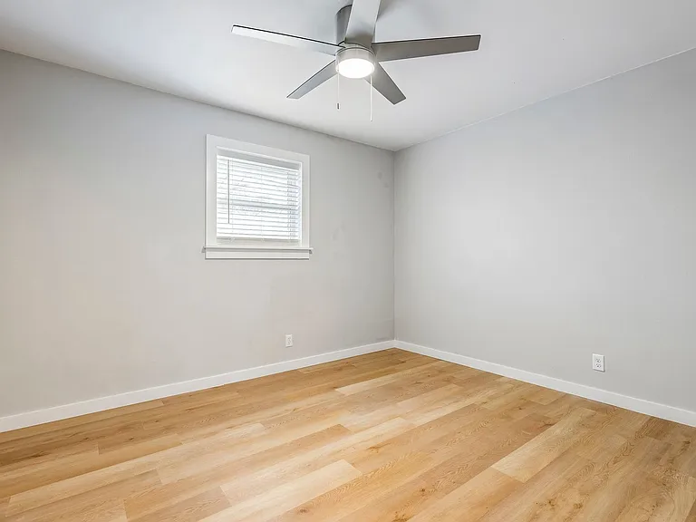 811 N Pleasant St — Photo 5