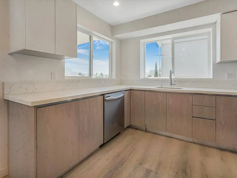 10918 Camarillo St #501 — Photo 35