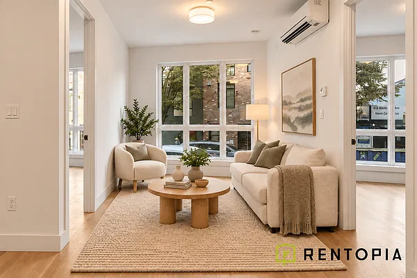 Living room, photo 2