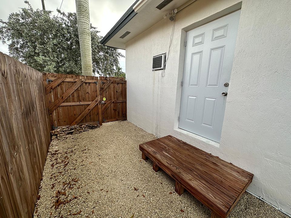 1st image of 586 SW 5th St