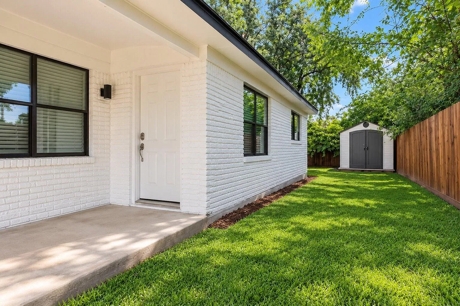 2 bed, 1.0 bath, 864 sqft, $1,385 — Photo 2