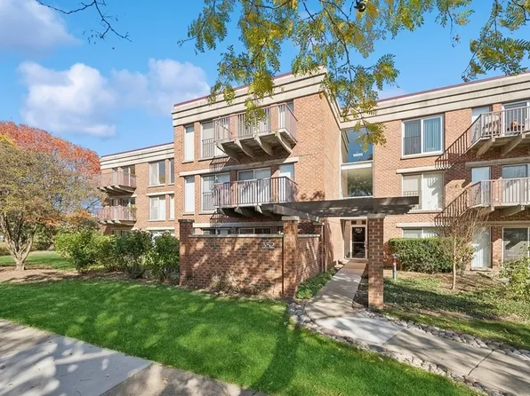 352 Kelburn Rd APT 121, Deerfield, IL 60015