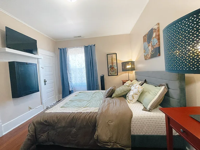 319 E Walnut St — Photo 12