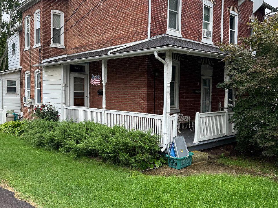 1st image of 442 Walnut St APT 1