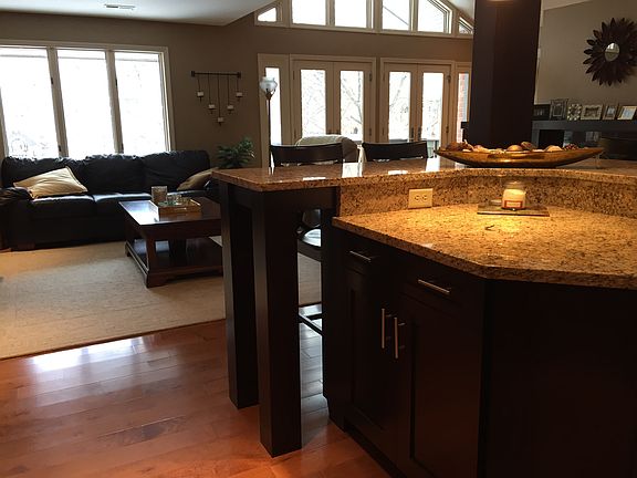 Kitchen Island (seats 5)