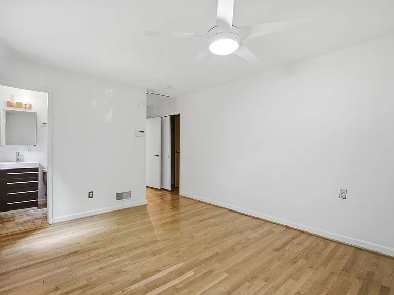 110 Devon Ct — Photo 13