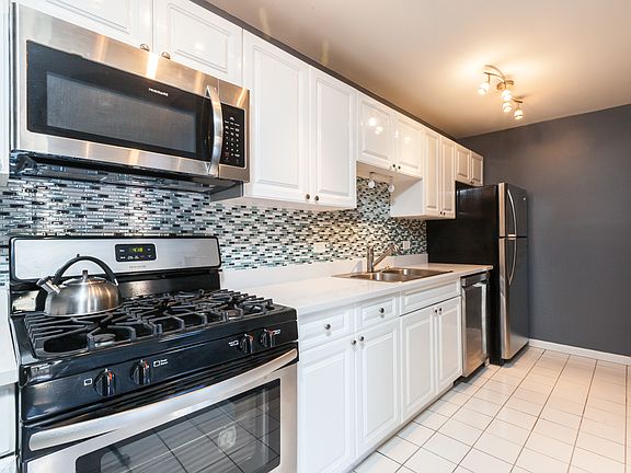 5th image of 435 W Oakdale Ave APT 3A