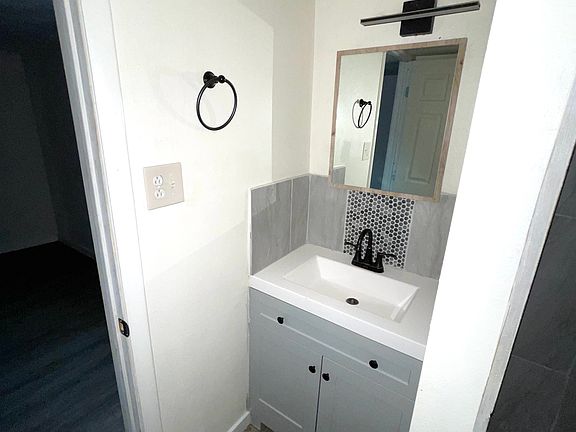 5th image of 4402 E Seneca St #1