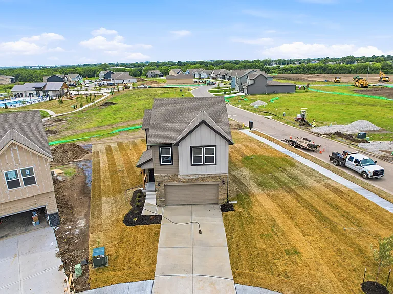 1424 SE Vantage Point Dr — Photo 2