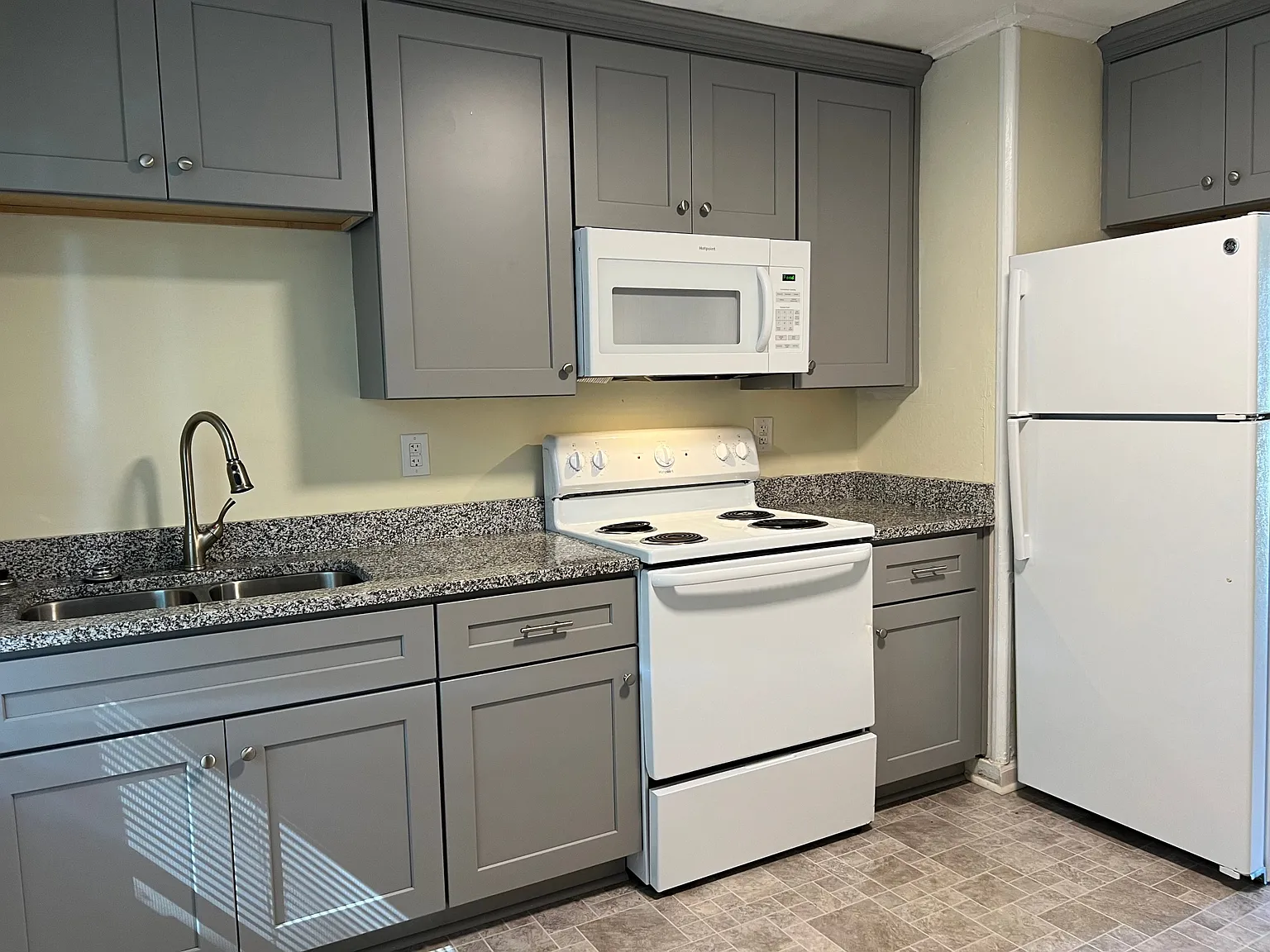 49 Carver Cir — Photo 1