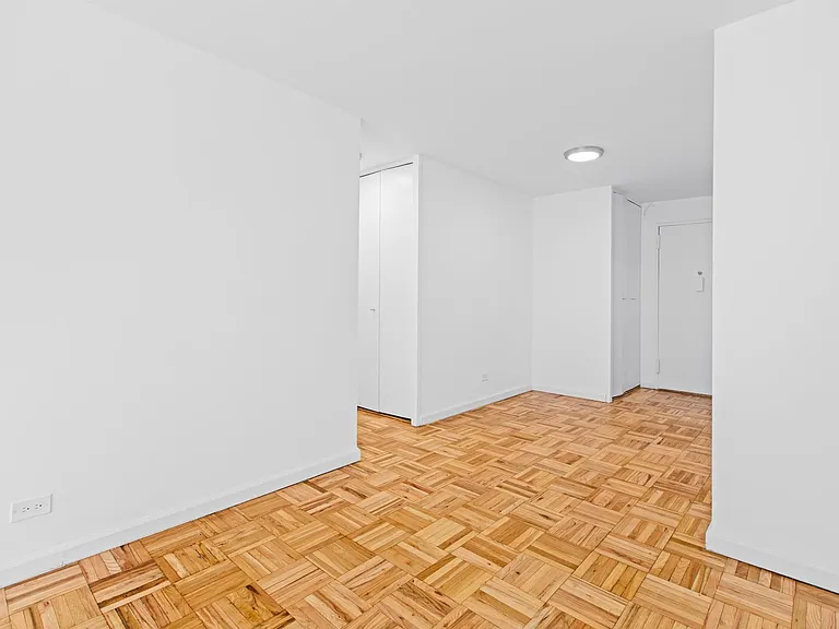 320 E 23rd St #4H — Photo 5