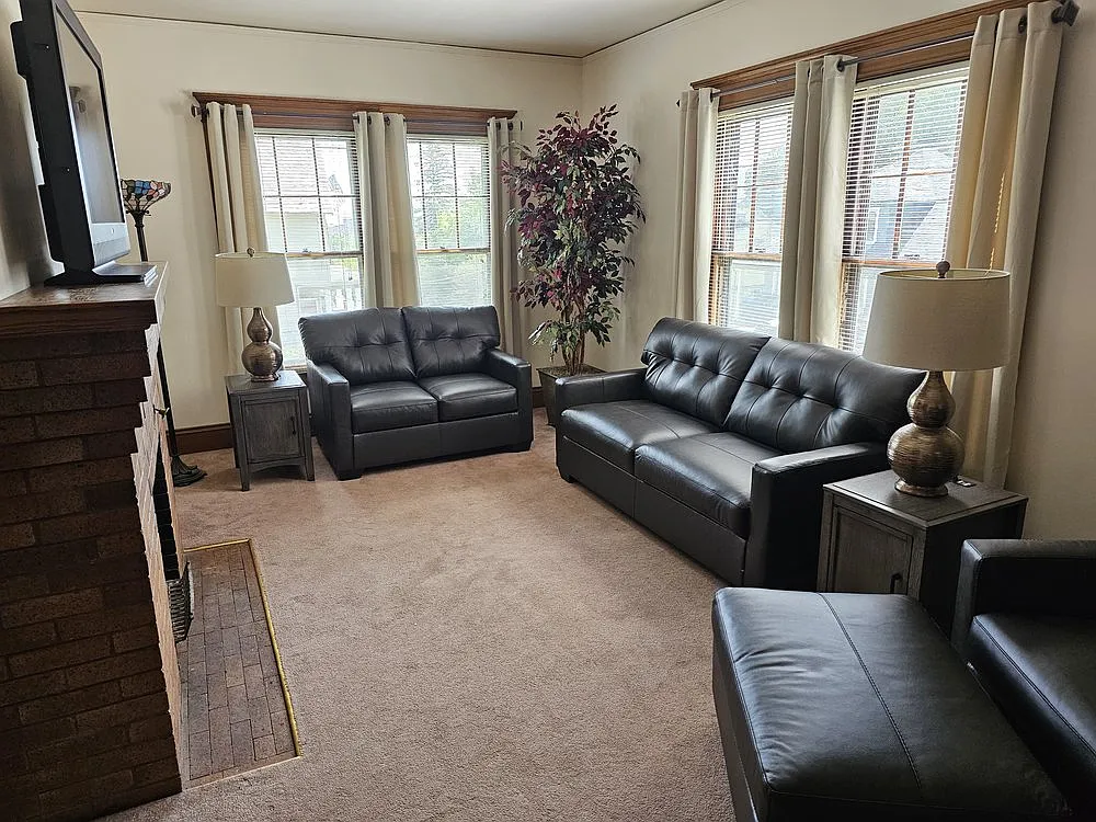 5 bed, 2225 sqft, $880 — Photo 2