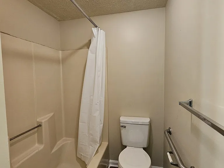 212 E Fairfax St — Photo 3