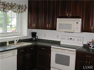 3rd image of 137 Glenmoor Cir