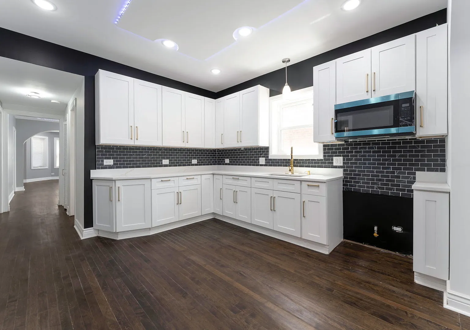 3 bed, 2.0 bath, 4190 sqft, $2,400 — Photo 4