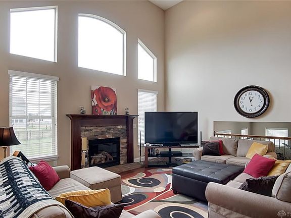 5th image of 395 Danbury Pl