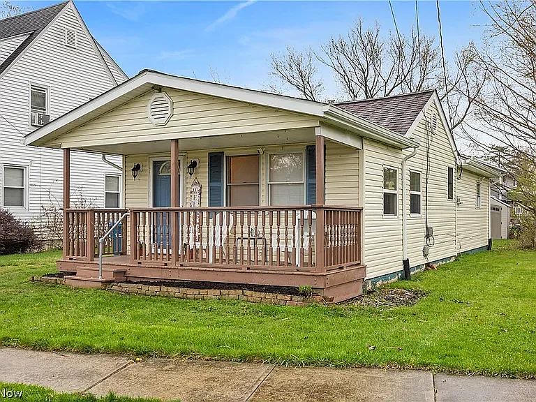 4556 Hawthorne Ave — Photo 2