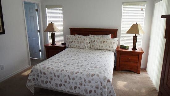 AV4P107RD-queen-master-bedroom