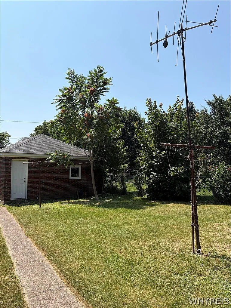 2 bed, 1.0 bath, 988 sqft, $1,000 — Photo 4