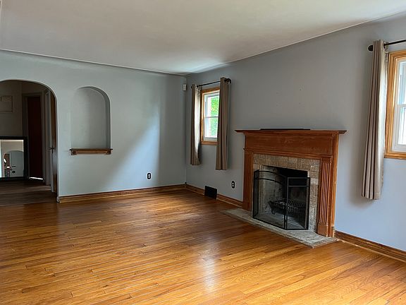 Living Room. Fireplace does NOT work