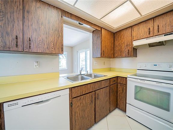 3rd image of 1025 Labelle Ter NW