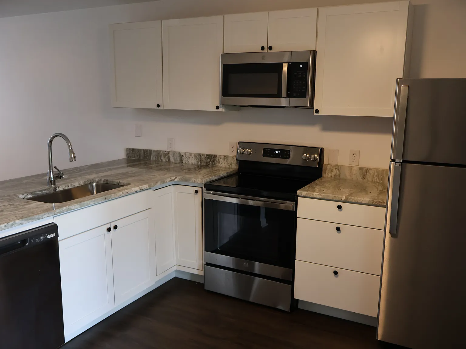 2 bed 2.5 bath Utilities and wifi included — Photo 3