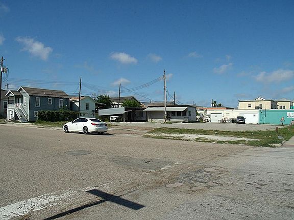 4th image of 4028 Broadway St