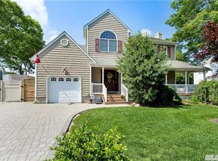 17 Edna Ln, Selden, NY