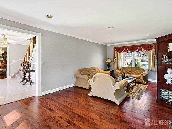 5th image of 829 Cranbury Cross Rd