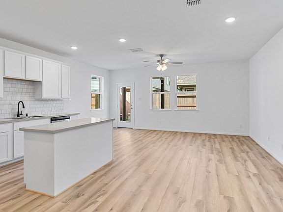 4th image of 2214 Villa Clara Dr