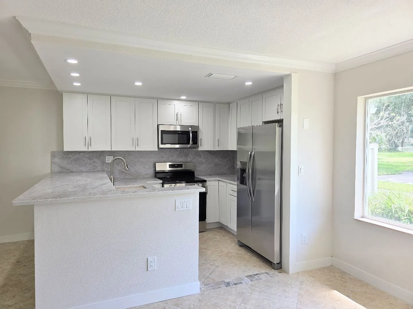 Waterfront 2 Bedroom, 2 Bath Condo with a Dock — Photo 2