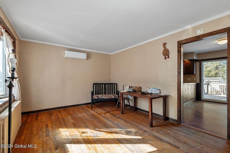 3rd image of 865 Kings Road