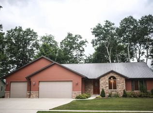 2714 Red Fox Ln, Manitowoc, WI 54220