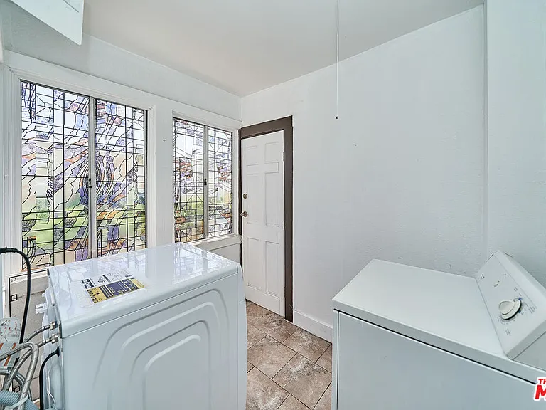 1329 S Tremaine Ave — Photo 16