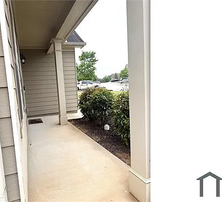 1096 Glenwyck Dr — Photo 2