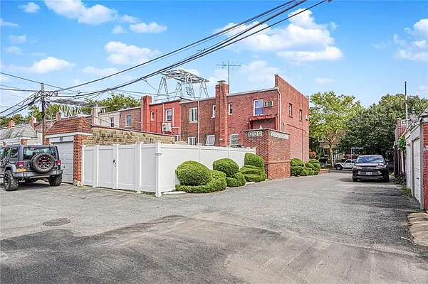 Sold by Remax Real Estate Professionals | media 4