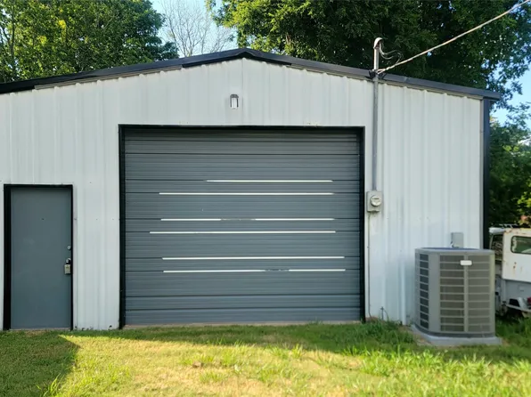 805 S Walnut St, Clarksville, TX 75426